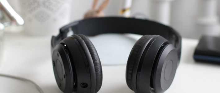 Hoe een ruisonderdrukkende hoofdtelefoon je gehoor kan beschermen